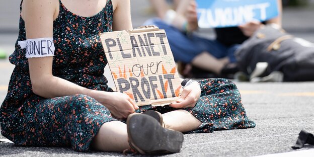 Fridays for Future-Aktivistin fordert am 2.6.2020 in Hamburg ein klimagerechtes Konjunkturpaket