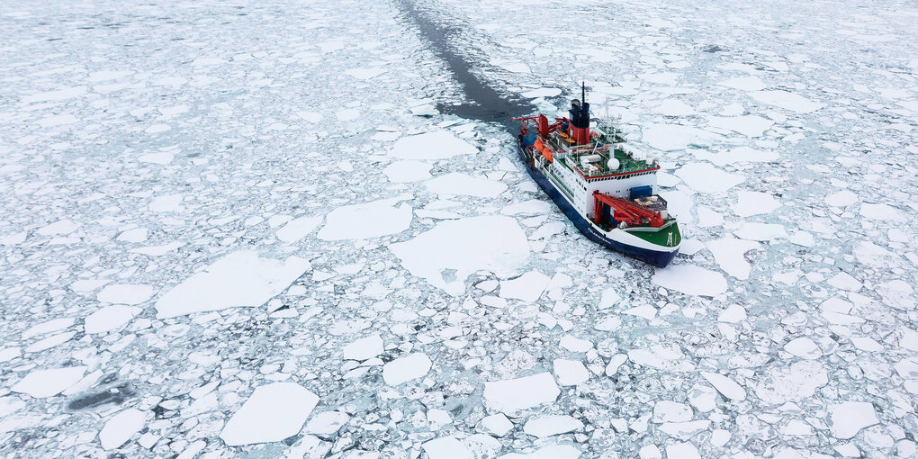 Das Schiff Polarstern im Packeis.