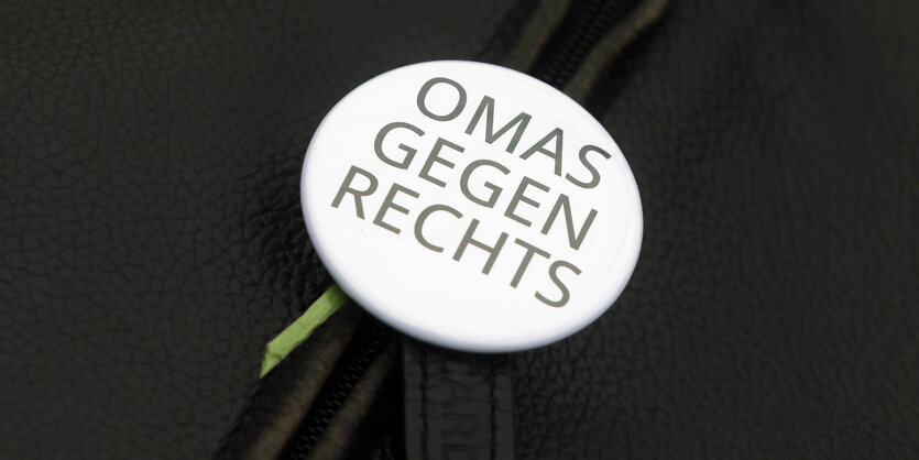 Omas gegen Rechts Sticker.