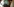 Glatzköpfiger Mann hinter Autoscheibe