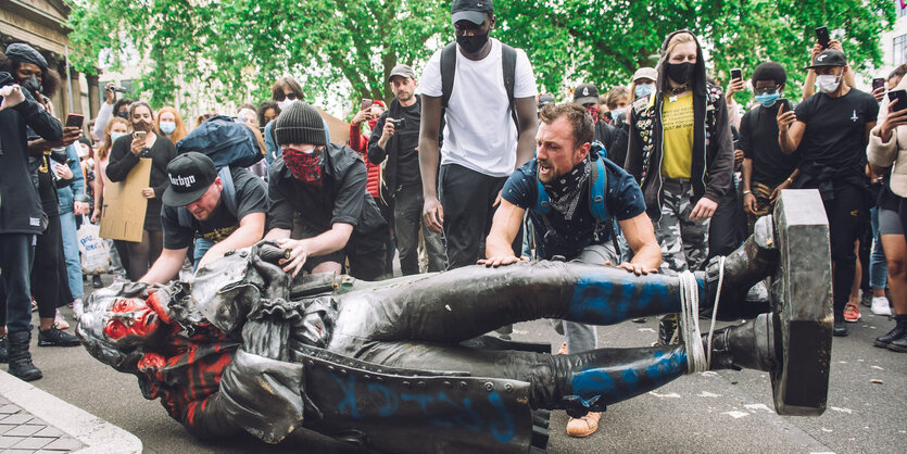 Aktivisten in Bristol ziehen die Statue des Sklavenhänders Edward Colston mit einem Seil vom Sockel