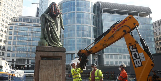 Das Denkmal desSklavenbesitzers Robert Milligan in London kurz vor seinem Abriss