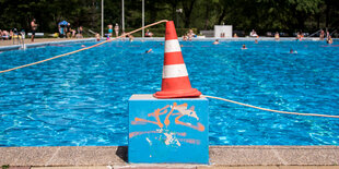 Ein Verkehrshut steht auf einem Sprungklotz im Freibad Marienhöhe.