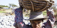 Myanmar: Ein 13jähriger Junge trägt bei Straßenbauarbeiten einen Korb mit Steinen auf seinem Kopf