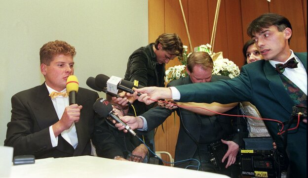 Jan Ullrich mit Reportern mit Mikrofonen. Jan Ullrich mit Reportern mit Mikrofonen.