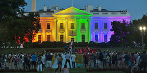 Das Weiße Haus in Washington, angestrahlt in den Regenbogenfarben 2015.