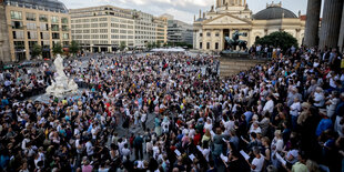 Zahlreiche Menschen nehmen an einem gemeinsamen Singen im Rahmen des Fête de la Musique im Jahr 2019 vor dem Konzerthaus auf dem Gendarmenmarkt teil