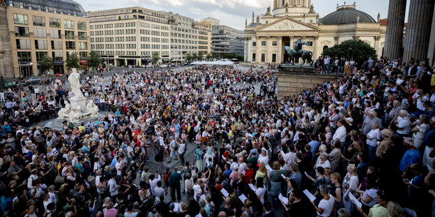 Zahlreiche Menschen nehmen an einem gemeinsamen Singen im Rahmen des Fête de la Musique im Jahr 2019 vor dem Konzerthaus auf dem Gendarmenmarkt teil