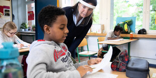 Eine Lehrerin in einer Schulklasse beim Unterricht.