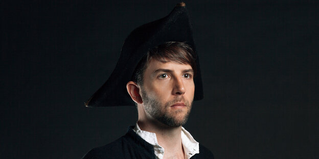 Der Musiker Owen Pallett mit Piratenhut