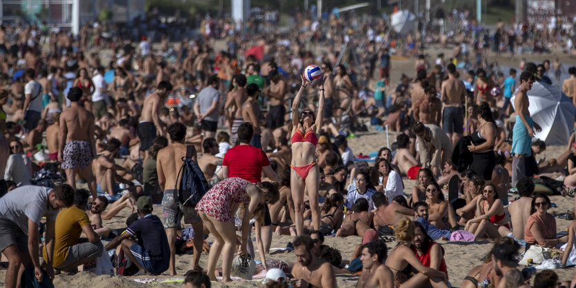 Voller Strand in Barcelona im Juni 2020