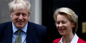 Boris Johnson (links) neben Ursula von der Leyen, beide lächeln