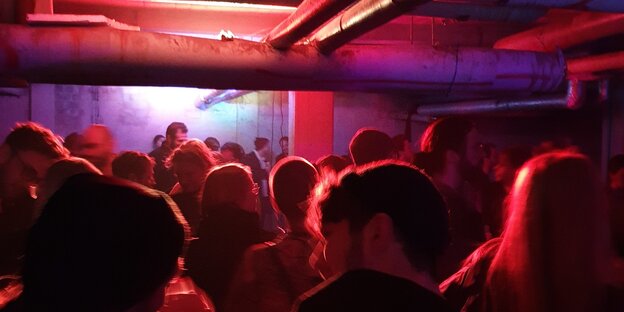 Menschen auf einer Tanzfläche in einem Club