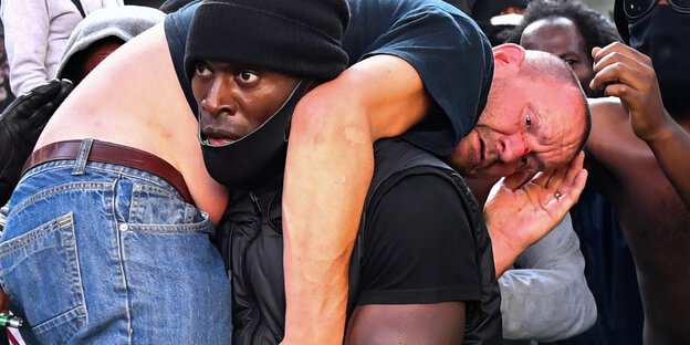 Patrick Hutchinson rettet einen Demonstranten auf der Black-Lives-Matter-Demo in London