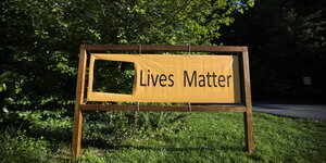 Von einem Banner, auf dem "Black Lives Matter" stand, wurde das Wort "Black" herausgeschnitten.