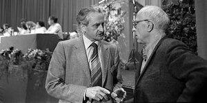 Der deutsche Schriftsteller Carl Amery (r, eigentlich Christian Anton Mayer), unterhält sich am 21.06.1980 in Dortmund auf der Bundesversammlung der Grünen mit Herbert Gruhl,