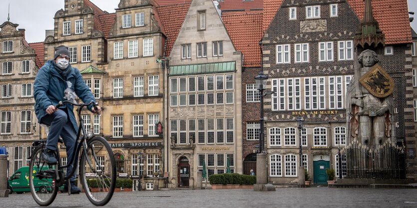 Ein Radfahrer mit Maske auf dem Bremer Marktplatz