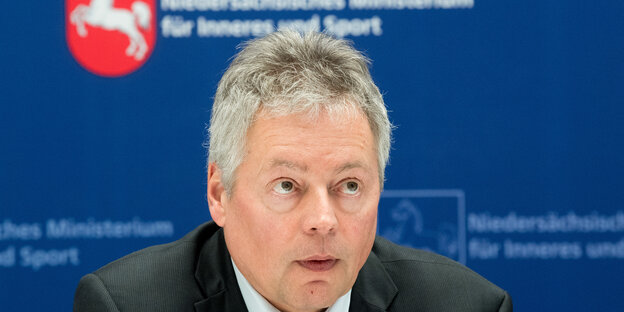Verfassungsschutzchef Bernhard Witthaut bei einer Pressekonferenz.