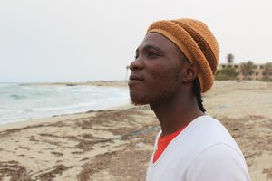 Ein Mann mit Mütze am Strand Ein Mann mit Mütze am Strand