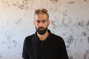 Ein Mann mit hochgesteckter Sonnenbrille Ein Mann mit hochgesteckter Sonnenbrille
