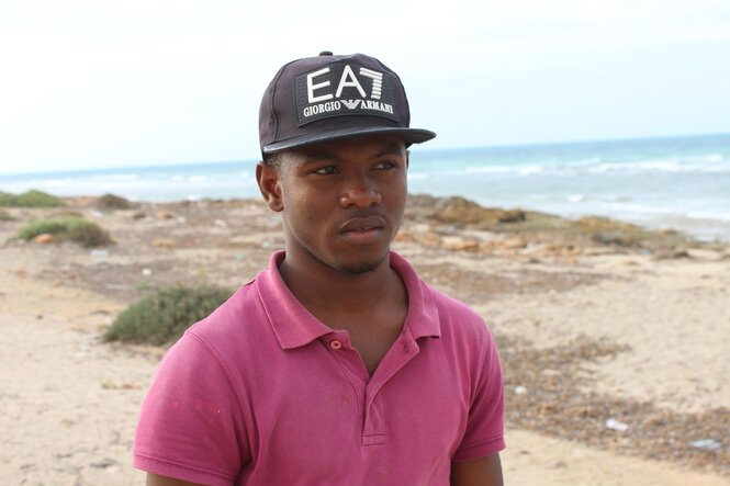 Ein Mann mit Kappe am Strand