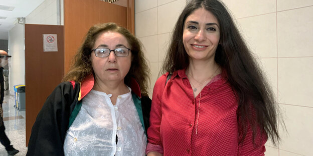 16.06.2020, Türkei, Istanbul: Die seit mehr als einem Jahr in der Türkei festgehaltene Kölnerin Gönül Örs (r) und ihre Anwältin Ayse Celik (l) stehen im Gericht Caglayan zusammen
