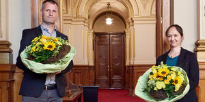 Dominik Lorenzen und Jenny Jasberg mit Blumensträußen