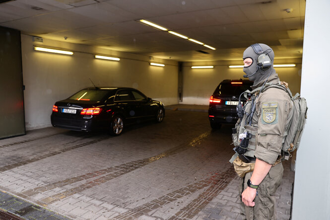 Die Angeklagten im Mordfall Lübcke fahren zum Gericht in Frankfurt