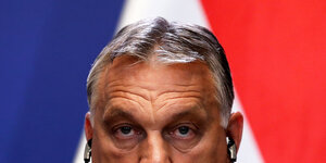 Ungarns Premier Viktor Orbán mit Mundschutz