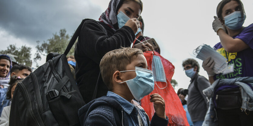 Geflüchtete Frauen und Kinder vor dem Camp Moria