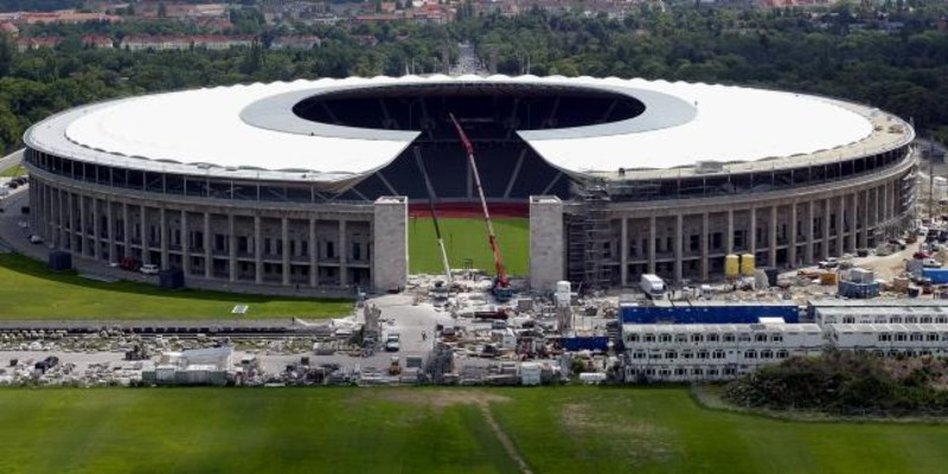 Стадионы примеры. Олимпийский стадион (Берлин). Стадионы ЧМ 2006. FIFA World Cup 2006 Berlin Olympiastadion. Маленький стадион.