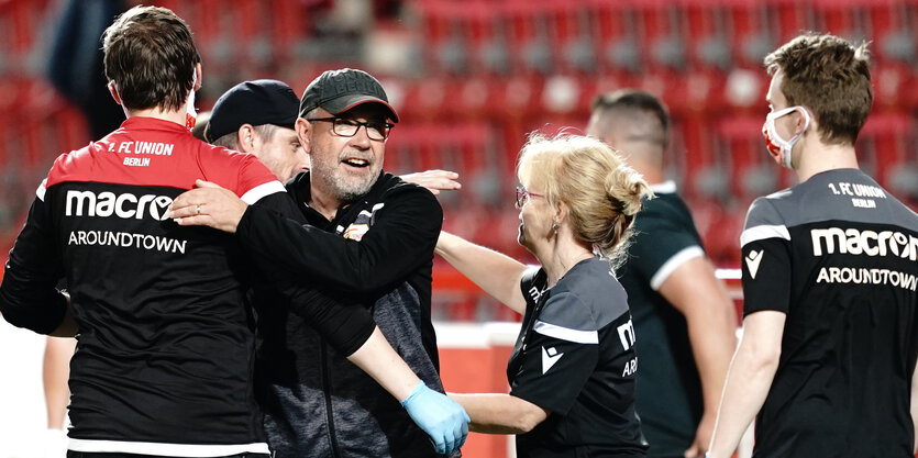 Bild vom Spiel 1. FC Union Berlin – SC Paderborn 07 am Dienstagabend im Stadion An der Alten Försterei. Berlins Trainer Urs Fischer jubelt mit dem Team nach dem Spiel