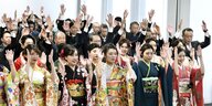 Frauen im tradionellen Kimono, MÄnner in den Reihen dahinter