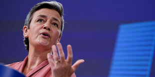 Margarete Vestager vor blauem Hintergrund