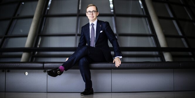 Philipp amthor trägt lila Socken und einen Anzug, er sitzt