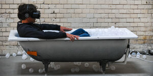 Kunst aus dem letzten Jahrgang von 48 Stunden Neukölln: Bianca Kennedy zeigt einen Mann in einer Badewane mit einem Kopf voller Audiovisueller Technik