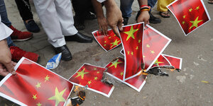 Poster der chinesischen Nationaflagge werden verbrannt
