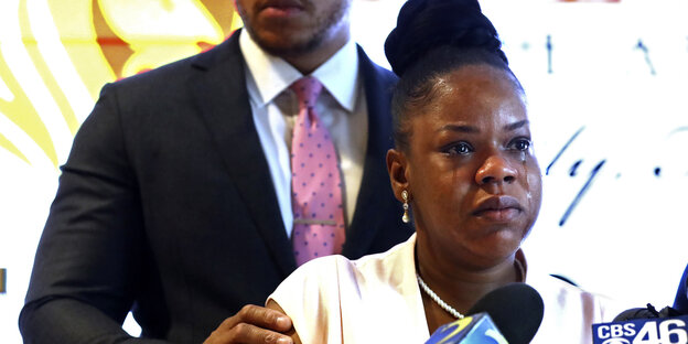 Tomika Miller, Witwe , weint während der Pressekonferenz