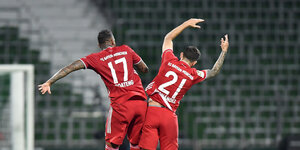 Zwei Bayern-Spieler springen sich vor Freude an