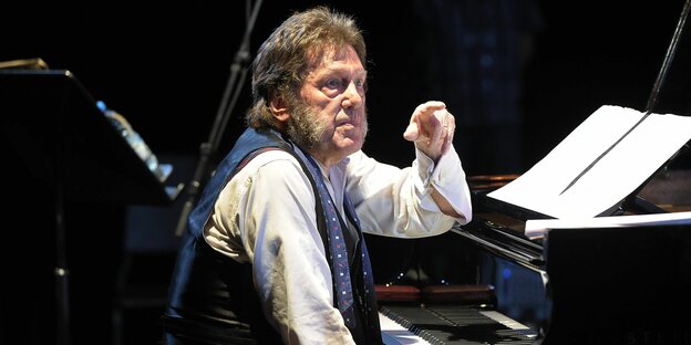 Ein Mann mit Backenbart sitzt an einem Konzertflügel: Pianist keith Tippett