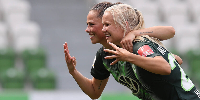 Fußballerinnen zeigen mit Fingern Zahl der Titelgewinne