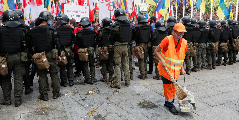 Strassenkehrerin , die ukrainische Nationagarde und Demonstranten