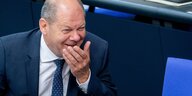 Olaf Scholz lachen im Bundestag