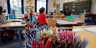 Wenige Schüler in einem Klassenzimmer