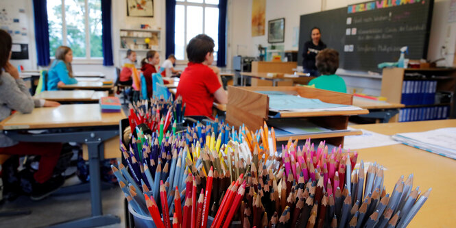 Wenige Schüler in einem Klassenzimmer