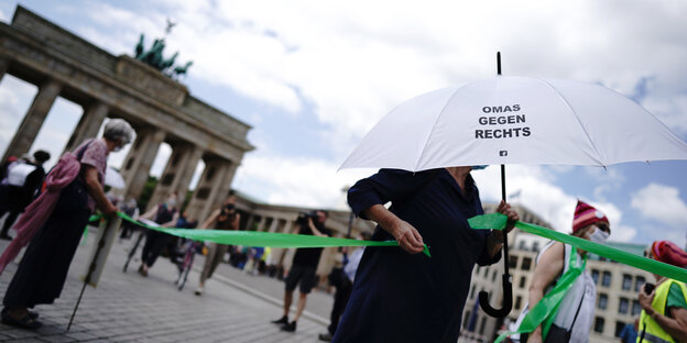 "Omas gegen Rechts" bei der Unteilbar-Demo vor dem Brandenburger Tor in Berlin