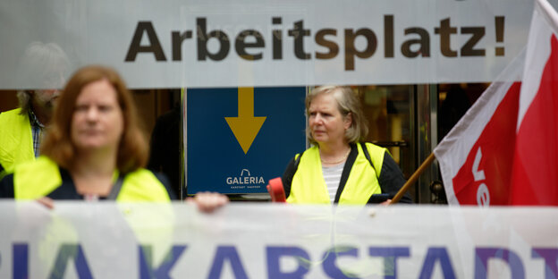 Köln: Teilnehmer einer Kundgebung gegen den Stellenabbau beim Kaufhauskonzern Galeria Karstadt Kaufhof demonstrieren vor einer Kaufhoffiliale