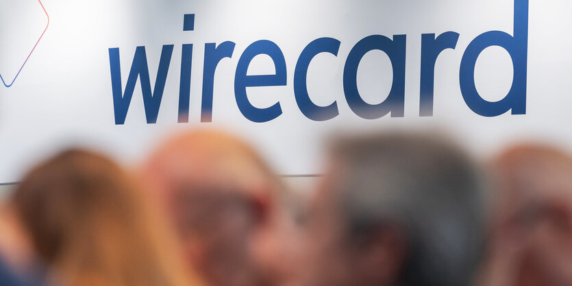 Ein Schild mit der Aufschrift "wirecard" hängt während der Wirecard-Hauptversammlung 2019 im Tagungsgebäude