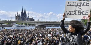 Demonstration in Köln, Dom und Plakat BLM