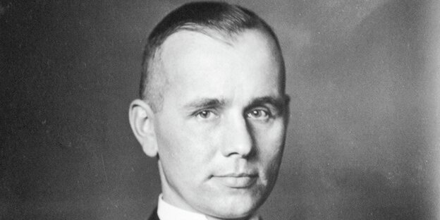 Ein Portraitfoto in schwarz-weiß von Oscar Toepffer Ein Portraitfoto in schwarz-weiß von Oscar Toepffer